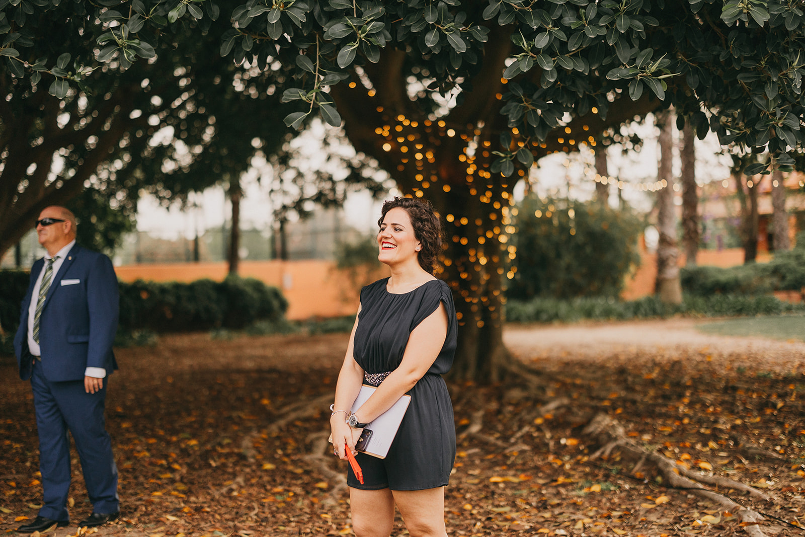 Coordinadora de bodas supervisando el día B en una boda al aire libre