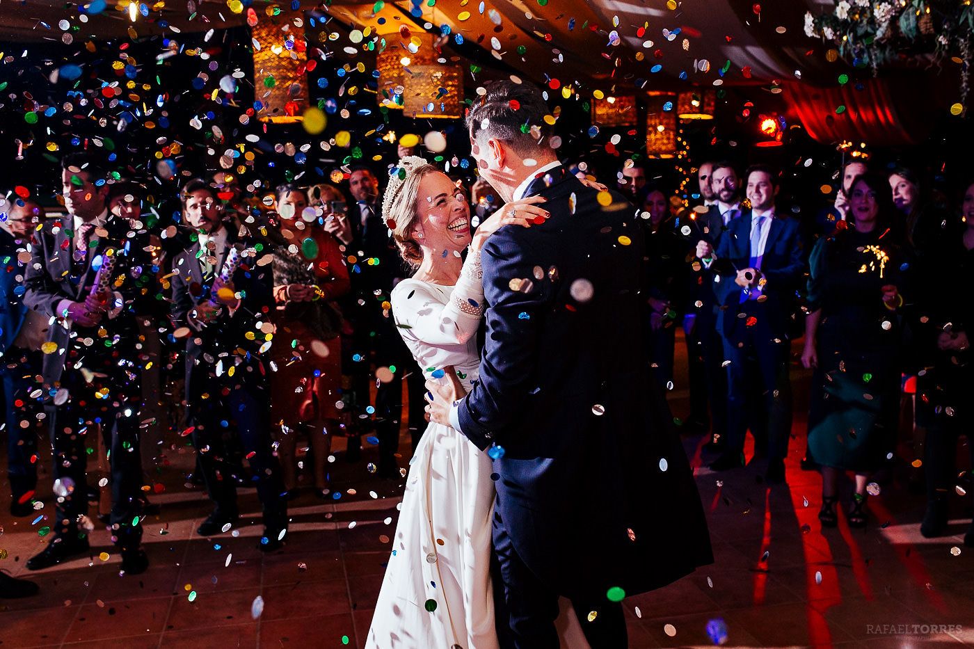 Coordinadora de bodas supervisando el baile nupcial durante una boda