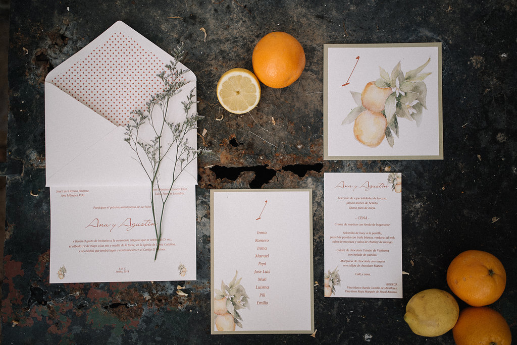 Papelería de boda con carteles y elementos de señalización en una celebración